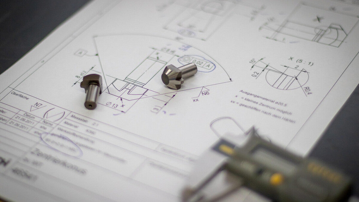 Schéma technique détaillé de la production de lames de rasoir montrant les angles de coupe et le processus de fabrication des lames de rasage de précision.